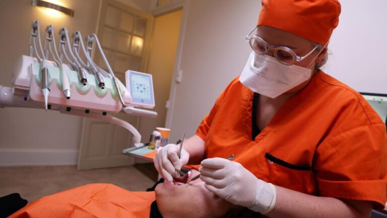 Examen dentaire par un dentiste. soins dentaires